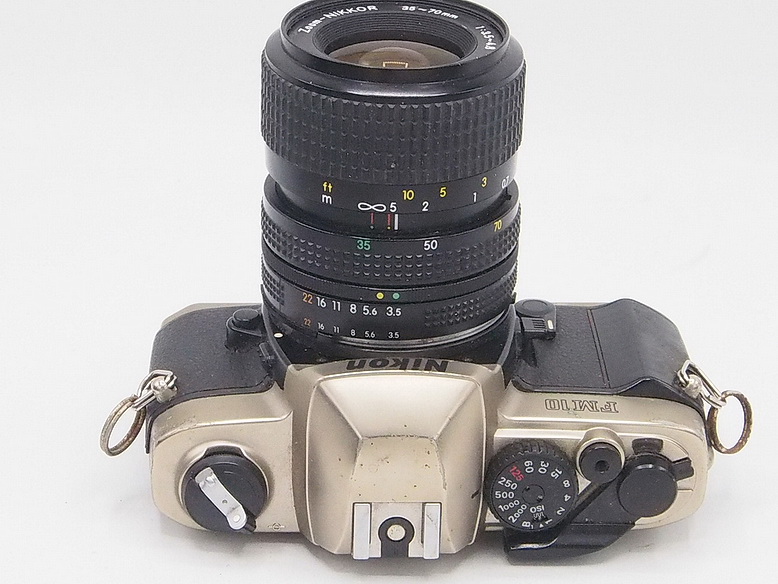 กล้องใช้ฟิลม์ NIKON FM 10 เลนส์ 35-70 มม หมุนขึ้นฟิลม์เอง ปรับหน่วงเวล่าถ่ายภาพได้ ถอดเปลี่ยนเลนส์ได้หลากหลาย เช็คชัดลึกภาพได้